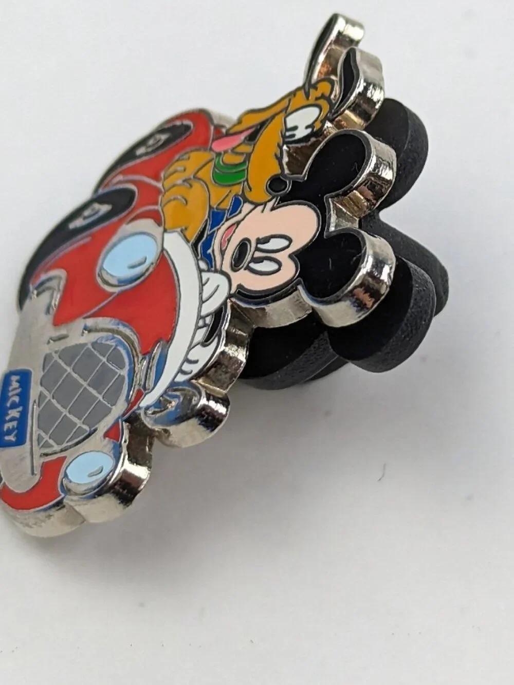 DISNEY AND AAA TRAVEL PIN -- MICKEY MOUSE AND PLUTO IN A RED CAR -- 2003